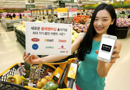 KT는 올레멤버십의 고객 등급을 세분화하고 포인트를 확대 제공하는 등 새로 개편하고, 이달 한 달간 '다운·업·프리 시즌1' 이벤트를 시행한다고 18일 밝혔다. 기존 4등급의 등급을 5등급으로 세분화하고 부여 포인트를 기존 2~10만점에서 5~12만점으로 확대했다. 회사 모델이 올레멤버십 개편과 이벤트 시행을 알리고 있다. <KT 제공>